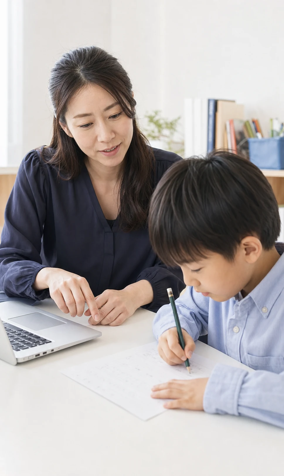 小学生に個別指導を行う講師