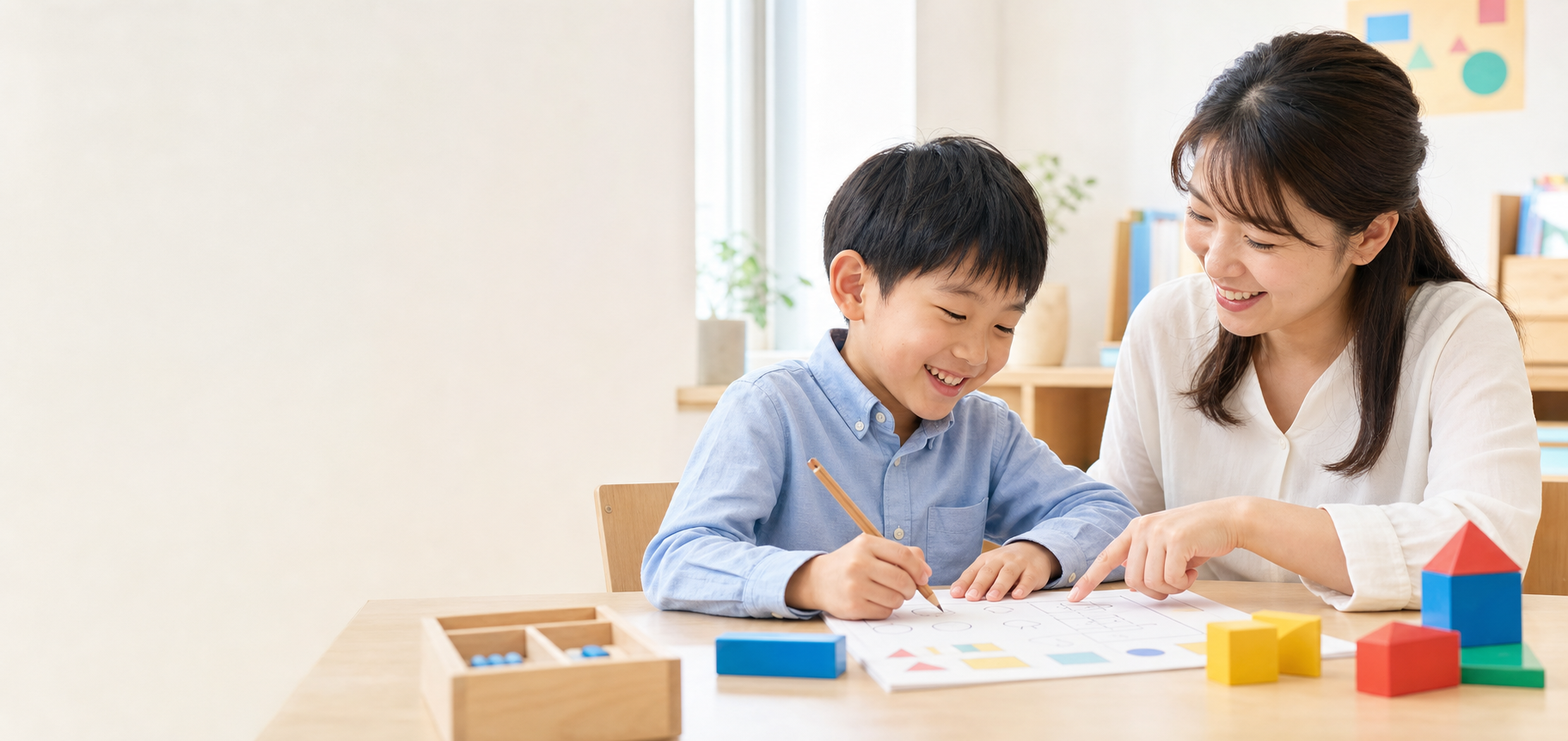 算数の問題に取り組む小学生と、隣で丁寧に指導する講師